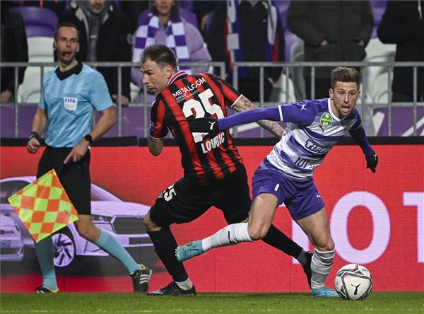 Budapest, 2022. március 20. Az újpesti Simon Krisztián (j) és a kispesti Ivan Lovric a labdarúgó OTP Bank Liga 25. fordulójában játszott Újpest FC - Budapest Honvéd mérkőzésen a Szusza Ferenc Stadionban 2022. március 20-án. MTI/Szigetváry Zsolt