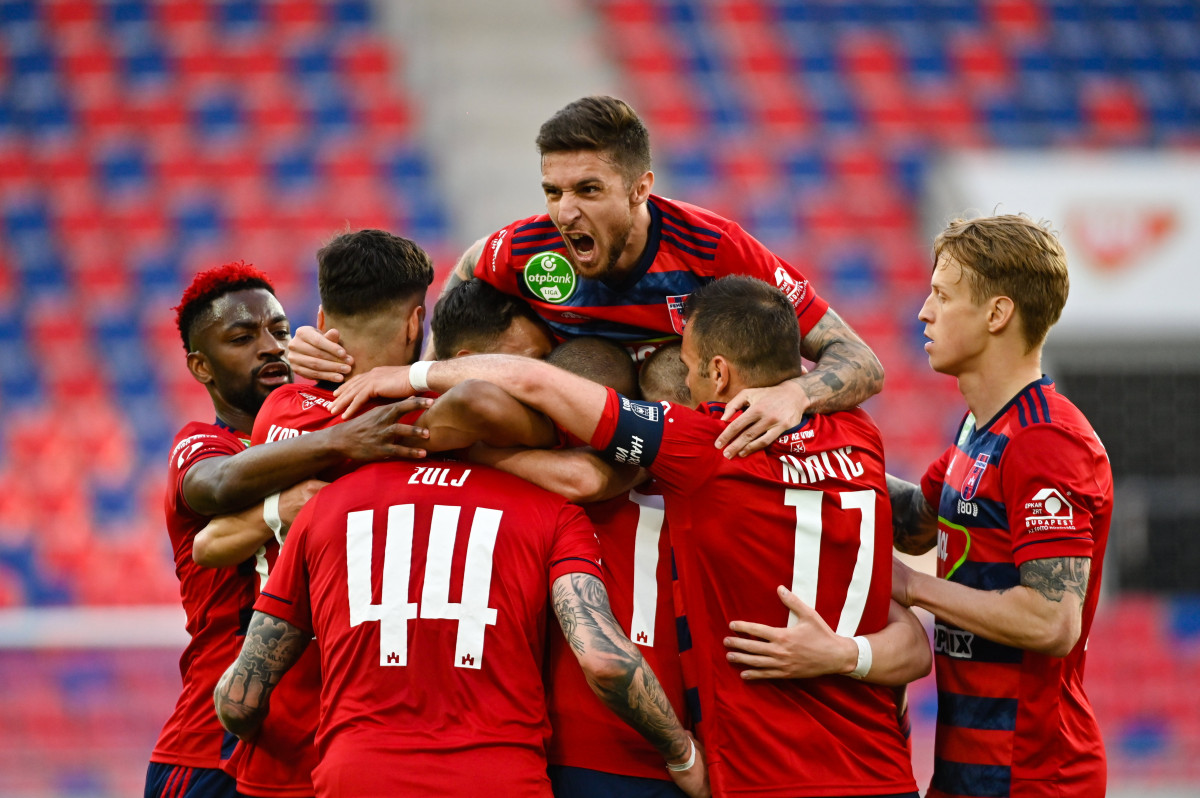A székesfehérvári játkosok gólöröme a labdarúgó OTP Bank Liga 31. fordulójában játszott MOL Fehérvár FC - Budapest Honvéd mérkőzésen a székesfehérvári Mol Aréna Sóstó stadionban 2022. május 3-án. MTI/Vasvári Tamás