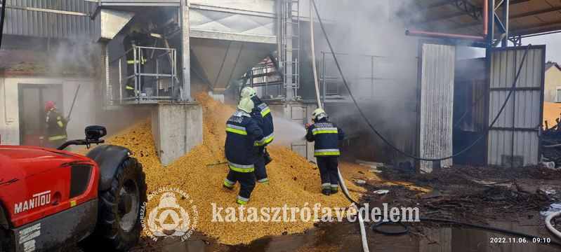 tűz kukoricatárolóban Nyírgyulajban