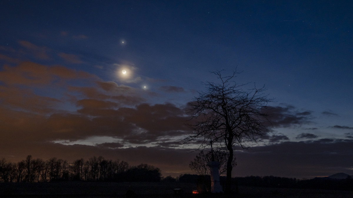A Jupiter (felül), a Hold (k) és a Vénusz (j) együttállása Salgótarján közeléből fotózva 2023. február 22-én. MTI/Komka Péter
