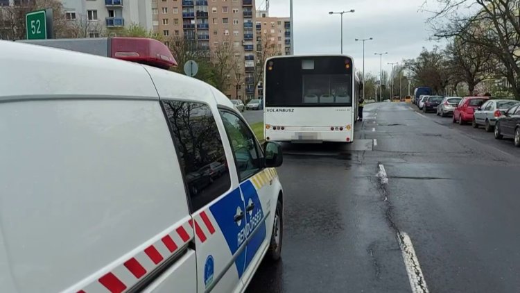 Ferenc körúton egy autóbusz és egy személygépkocsi ütközött