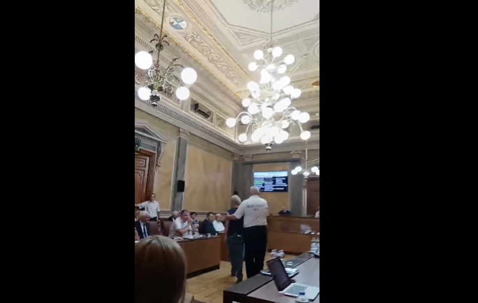 Biztonsági őrök vezették ki az aHang helyi aktivistáit a nyíregyházi közgyűlésről