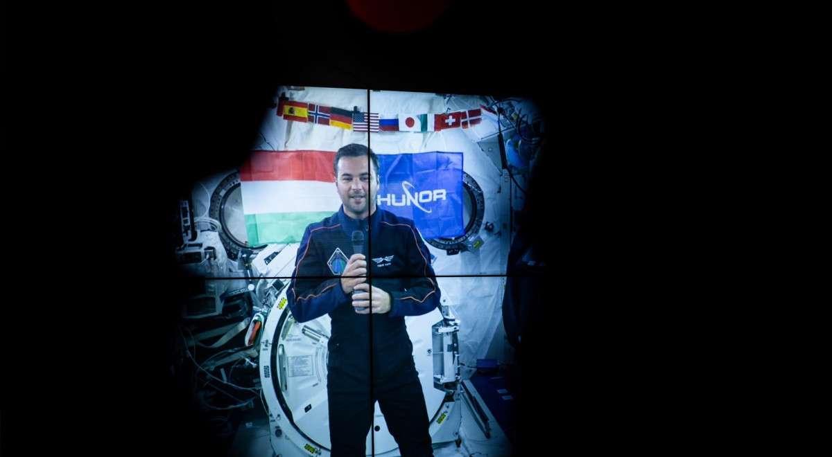 Kapu Tibor. Kísérletek. Világűr. Fotó: Orbán Viktor FB