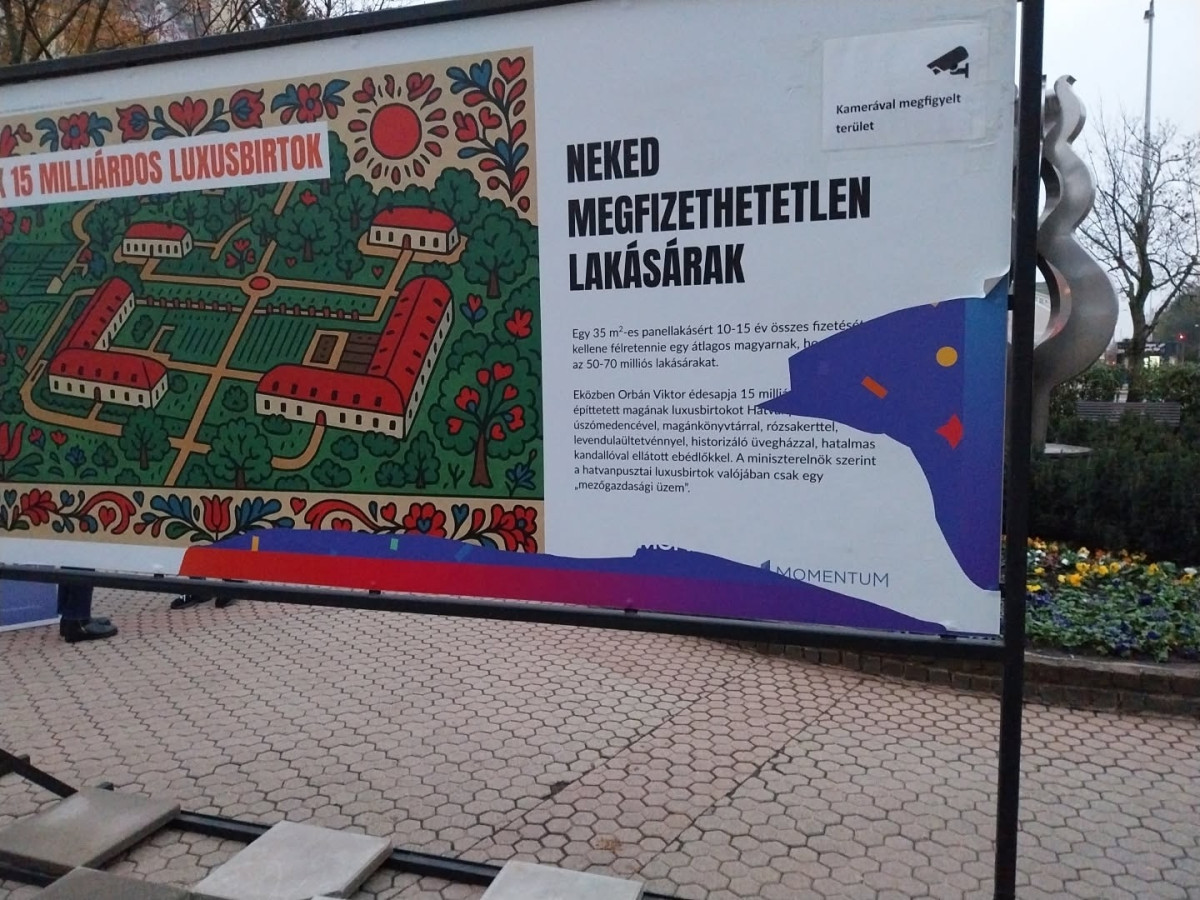 Ismét megrongálták a Momentum plakátjait Nyíregyházán