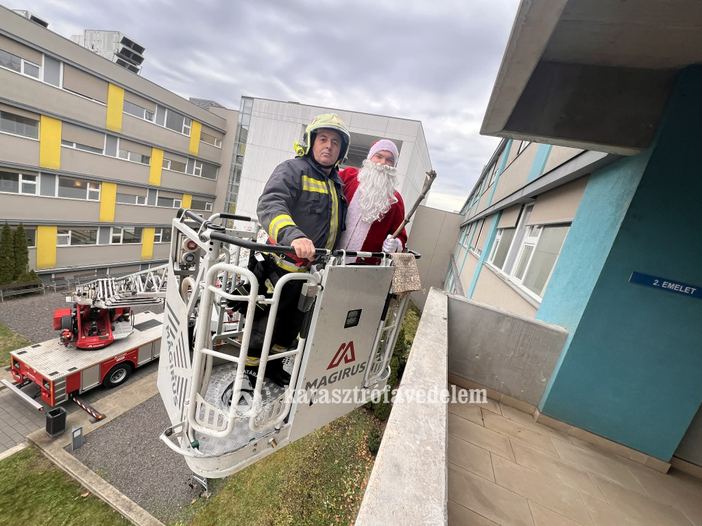A tűzoltók segítettek eljutni a Mikulásnak a szabolcsi kórházak gyermekosztályainak kis betegeihez
