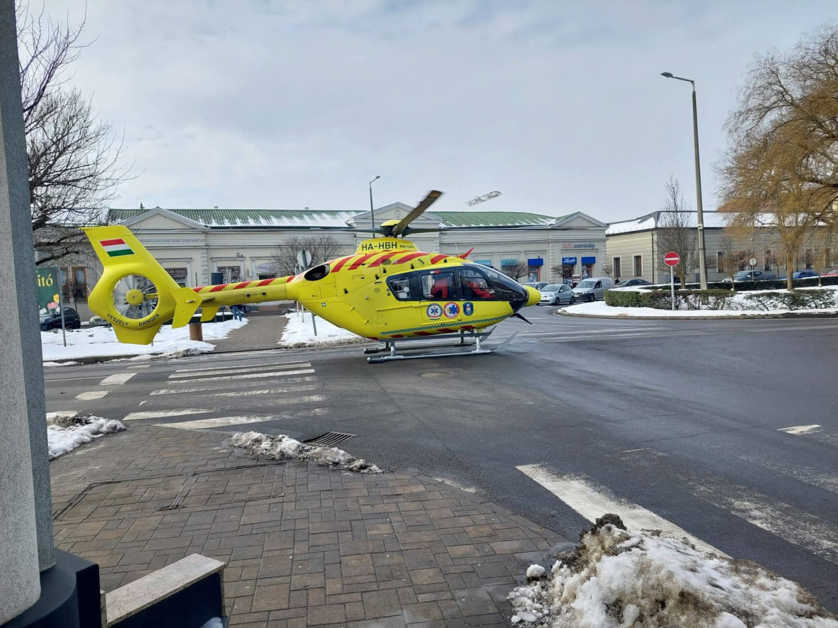 Beteg gyerekhez hívtak mentőhelikoptert Nyírbátorban, de a mentőhelikopter leszállás közben megsérült