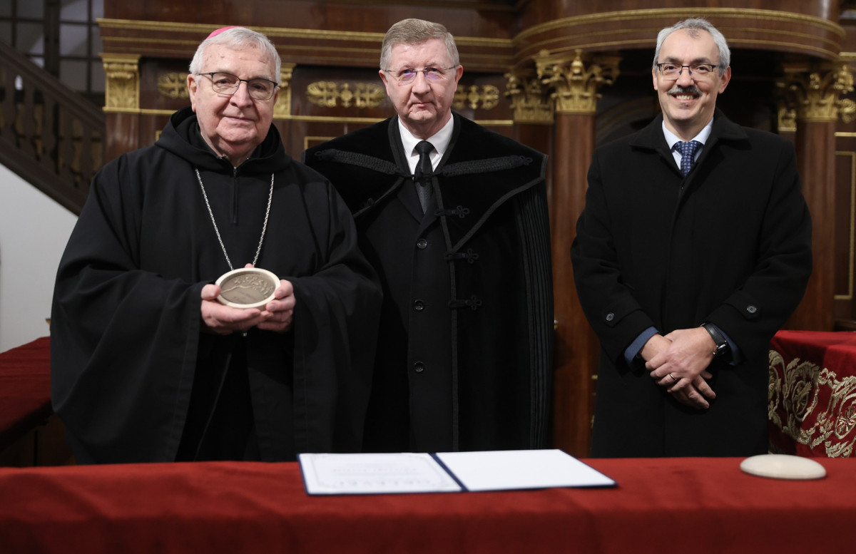 Kitüntették Várszegi Asztrikot a ökumenikus imahét nagytemplomi záróalkalmán