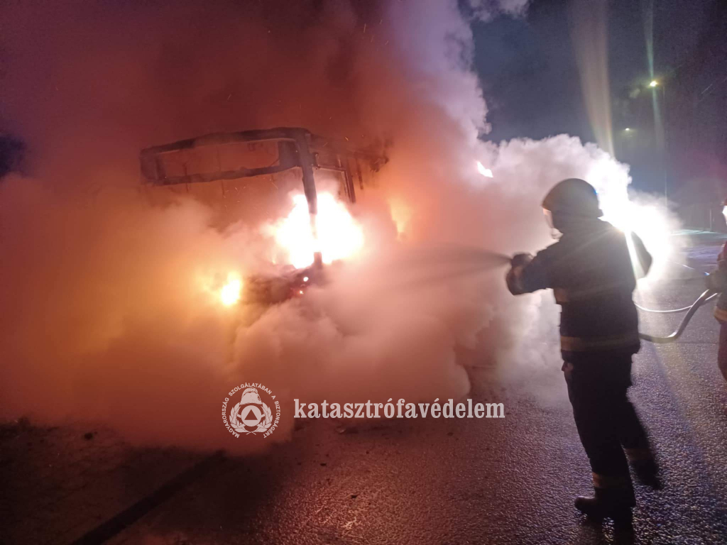 Kigyulladt egy autóbusz Nyírteleken