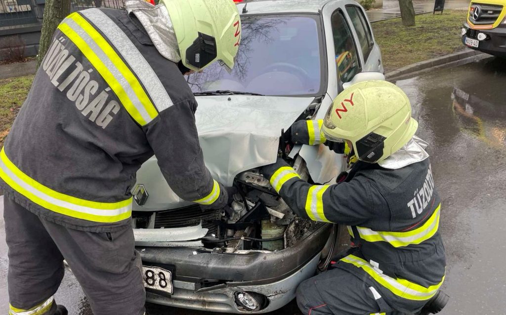 Két autó ütközött Nyíregyházán