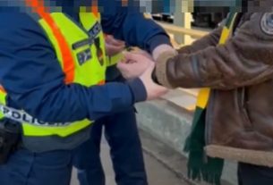 Bárszékkel törték be a nyíregyházi polgármesteri hivatal ajtaját