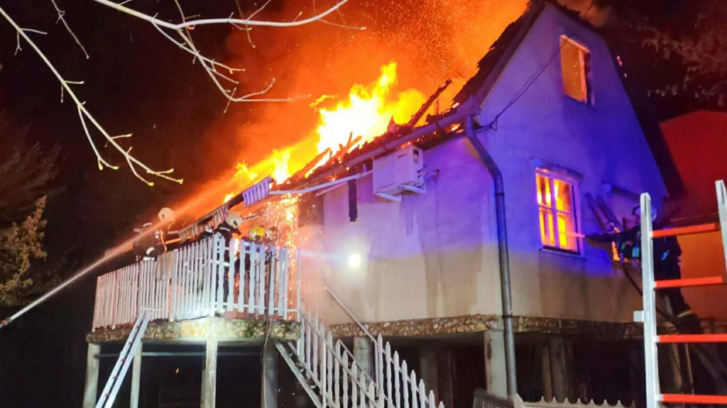 Kigyulladt egy dombrádi nyaraló