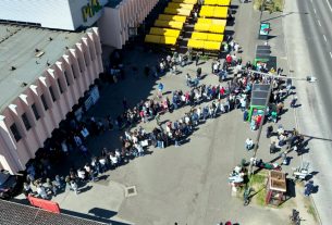 Megtelt a nyíregyházi Búza tér Gajdos László dedikálásán