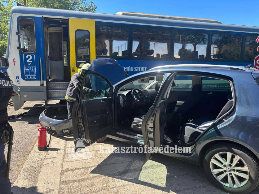 Vonat és autó ütközött Nyíregyházán