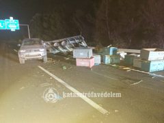 Méhkaptárak szóródtak szét az M3-as autópályán történt baleset után
