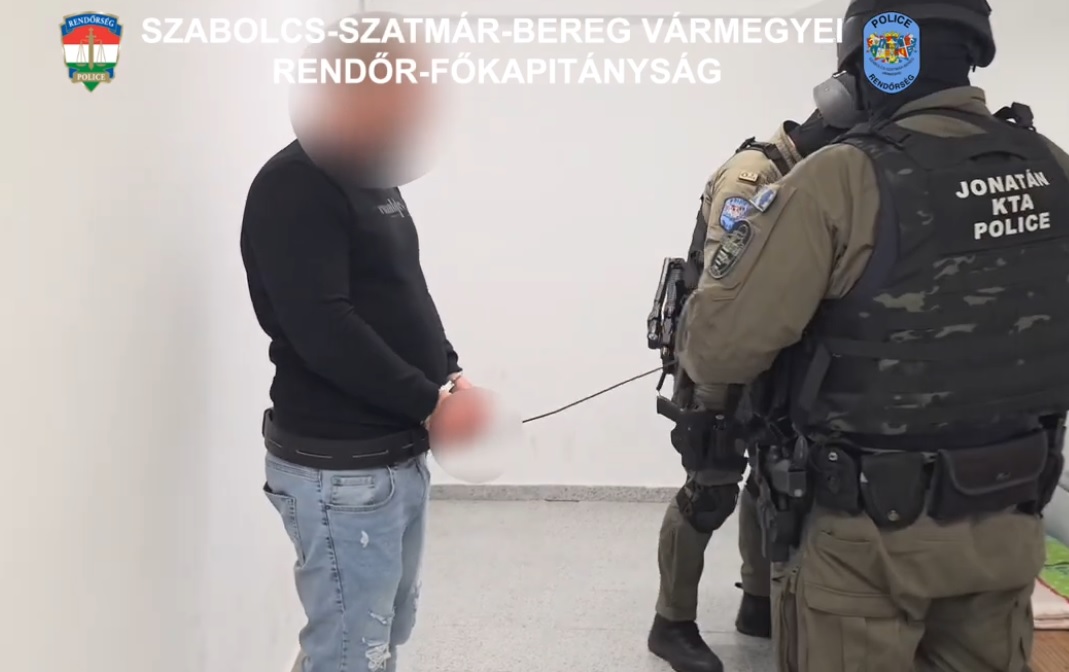 Embercsempész-hálózat fejét adták át a szabolcsi rendőröknek